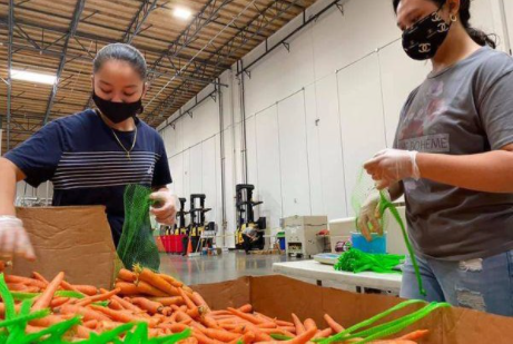 11th graders Melissa Montaro (left), Micayla Hines (right) bag carrots at the Food Bank of Contra Costa & Solano Counties.




