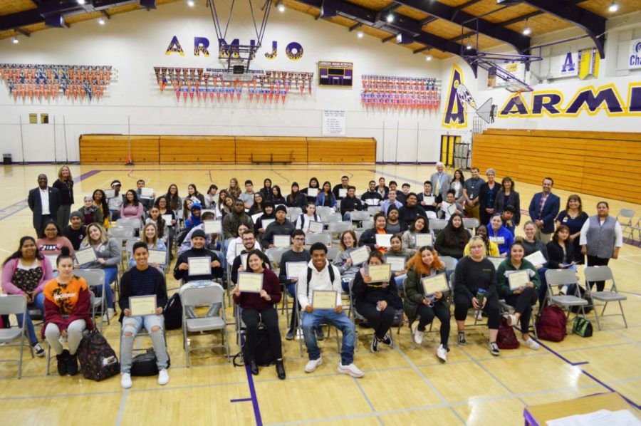 Seniors group photo with dignitaries and parents.